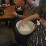 A tagok kézzel megfogdossák a tésztát, hogy megtapasztalják, milyen az, ha jó a tészta állaga