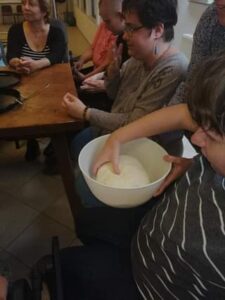 A tagok kézzel megfogdossák a tésztát, hogy megtapasztalják, milyen az, ha jó a tészta állaga