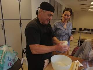 Maurizio gyúrja a tésztát