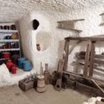 barlanglakáson belül egy sarok, amiben konyhai eszközök vannak, konyhai kamraszerű rész