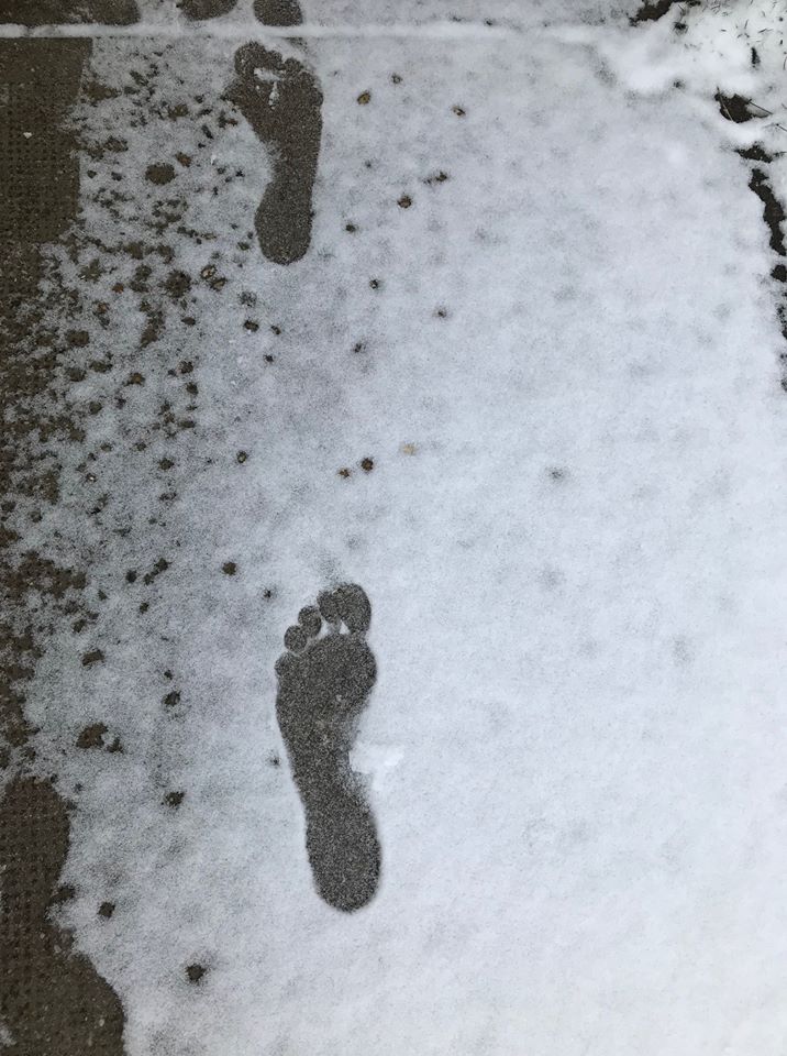 Továbblépés, hideg hóban két cipő nélküli lábnyom