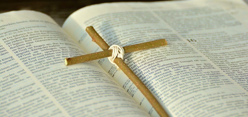 nyitott biblia, barkaágból rátett kereszttel