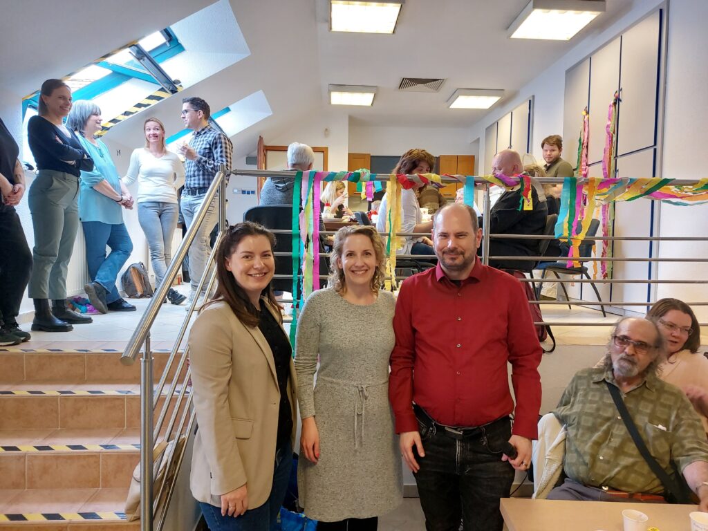 AHenkelKft. kétképviselőjeésGanglTamásakamerábamosolyognak