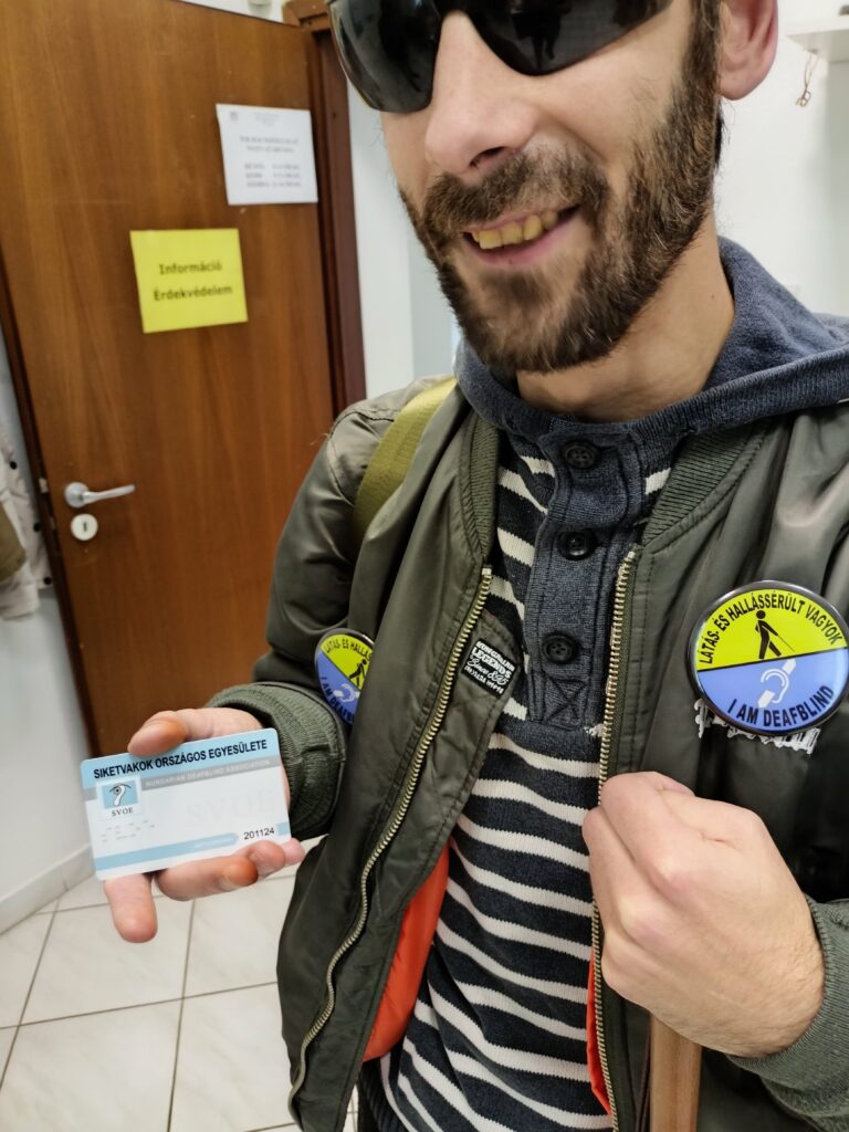 Egy tagunk átveszi új tagsági igazolványát
