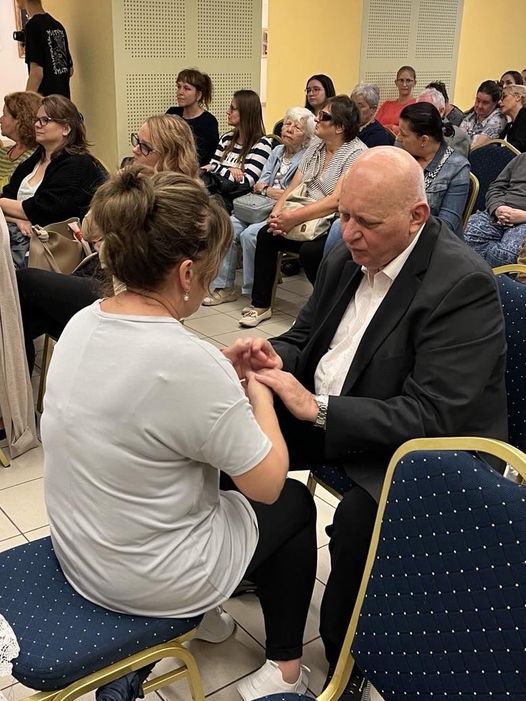 egy tagunk és jeltolmácsa kommunikációja és a közönség tagjai látszanak a SVOE 30. évfordulójának ünnepségén