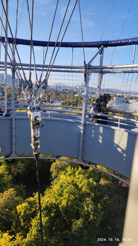 Hőlégballon a magasban Budapest felett