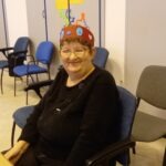 Egy másik tagunk az elkészített farsangi fejdíszében ül az asztalnál