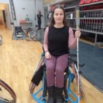 Vera egy speciális kerekesszékben ül, melyet mozgássérültek használnak különféle labdajátékokhoz