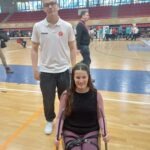 Vera egy úgynevezett szánkóban ül, melyben jéghokizni lehet