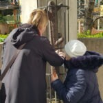 Egy tagunk éppen a vastuskót tapintja, mely egy fa alakú vasszobor, mely egy kápolna alakú talabzaton áll, ráccsal el van kerítve. Mellette segítője látszik