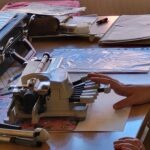 Braille gép közelről, munkatársunk keze látszik, ahogy lenyomja a billentyűt rajta