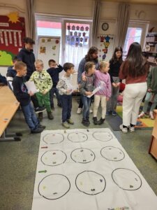 Egy gyógypedagógus hallgató csapattagunk éppen a Braille twister használatát magyarázza