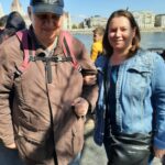 Két résztvevő a szomorú tank szobornál