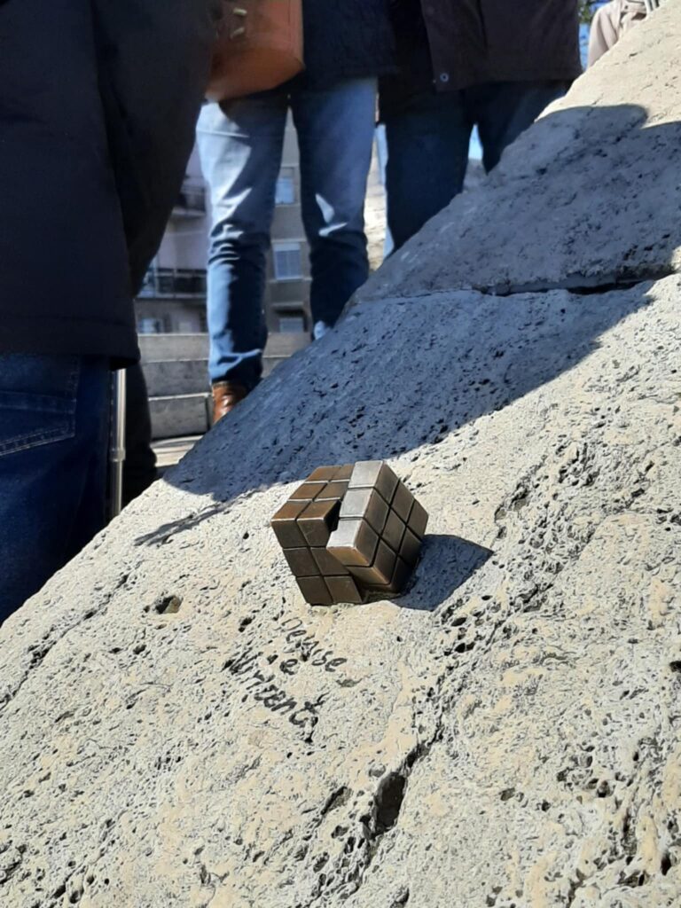 Rubik kocka szobor