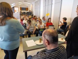 Kezdődik a közgyűlés, háttal látszik éppen az, aki a közönség előtt beszél