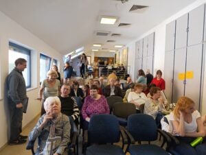 A résztvevők többsége már ül a helyén, páran még érkeznek