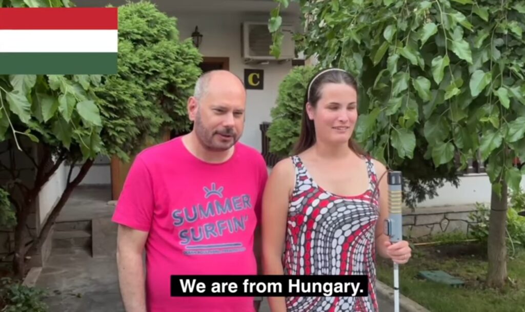 Bulgáriában készült, Tomi és Vera látszik, háttérben a magyar zászló, alul a felirat angol nyelven-We are from Hungary