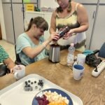 Fiatalok klubján a résztvevők éppen a turmixgépet próbálják ki