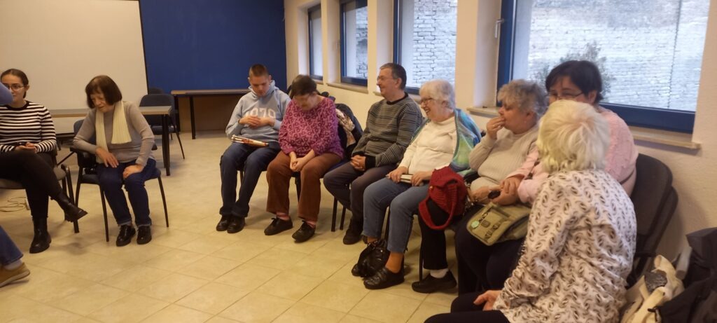 A klub résztvevői körben ülnek és figyelnek a klubvezetőre