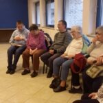 A klub résztvevői körben ülnek és figyelnek a klubvezetőre