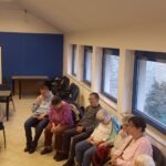 A klub résztvevői körben ülnek és figyelnek a klubvezetőre