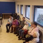 A klub résztvevői körben ülnek és figyelnek a klubvezetőre