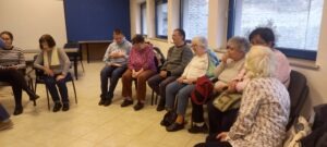 A klub résztvevői körben ülnek és figyelnek a klubvezetőre