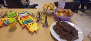 Egy asztal, rajta sütemények és a választható ritmus hangszerek