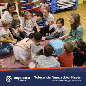 A gyerekek körben ülnek, középen egy letakart doboz, amiben játékok voltak