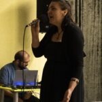 Leona énekel, háttérben Kőrösi Péter a keverőpultnál