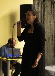 Leona énekel, háttérben Kőrösi Péter a keverőpultnál