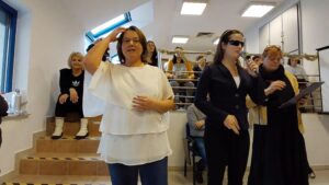 Kőrösiné Dr. Babinszki  Vera szavalja, Scsúr Anikó pedig jeleli mellette a karácsonyi verset