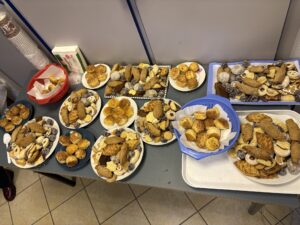 Asztalon tányérokban a finom sütemények