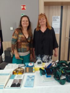 Királyhidi Dorottya és Zelenka Zsófia elemi rehabilitációs szakemberek láthatók a Magyar Szemorvostársaság 2025 évi kongresszusán