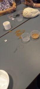 A Györgyi által előre elkészített minták láthatók kereszt és csillag forma, arany és fehér színben