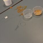 A Györgyi által előre elkészített minták láthatók kereszt és csillag forma, arany és fehér színben