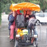 Bringóhintóban a résztvevők, szemből látszik a csapat