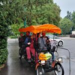 Bringóhintóban a résztvevők távolabbról, oldalnézetből