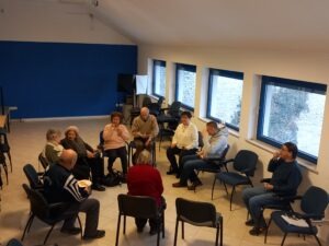 a résztvevők sütiznek és beszélgetnek