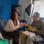 A jeltolmácsolás közelről látszik, a résztvevő ölében a bemutatkozáshoz használt plüssfigura