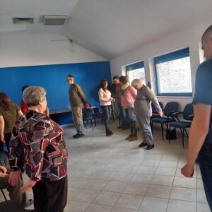 A résztvevők a torna gyakorlatokat végzik, ezen a képen hátrahúzzák a karjukat és felfelé emelgetik