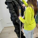 Egy műveleti egység ruházata, miközben egyik tagunk tanulmányozza