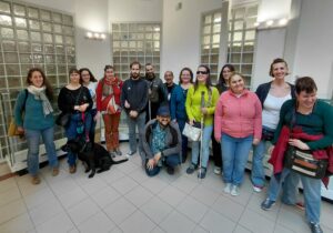 Csoportkép a Börtönmúzeum földszintjén, nyolc egyesületi tag, hat kísérő