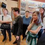 A résztvevők az egyik fenti kiállítóteremben hallgatják az előadót