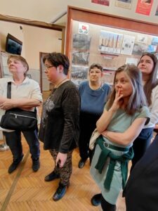 A résztvevők az egyik fenti kiállítóteremben hallgatják az előadót