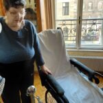 Egy résztvevő látszik a mentésre használt kerekesszéket tapintva