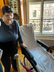 Egy résztvevő látszik a mentésre használt kerekesszéket tapintva