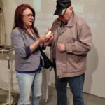 Jeltolmácsunk az egyik egyesületi tagunknak mutatja az injekciós fecskendőt