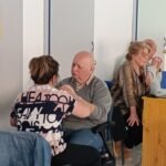Dr. Vámos Rita és Egyesületünk informatikusa látható, és látszik az is, ahogy taktilisan jelel egy tagunknak egyik jeltolmácsunk