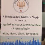 A közlekedési konferencián felállított tábla, mely a közlekedési kultura napját, mottóját népszerűsíti írásban és ábrázolással